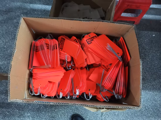 Etiqueta de cabide de maçaneta de porta de PVC preta personalizada com legenda 